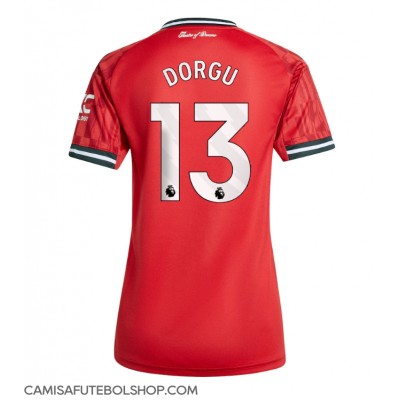 Camisa de time de futebol Manchester United Patrick Dorgu #13 Replicas 1º Equipamento Feminina 2025-26 Manga Curta Camisa de time de futebol Manchester United Patrick Dorgu #13 Replicas 1º Equipamento Feminina 2025-26 Manga Curta